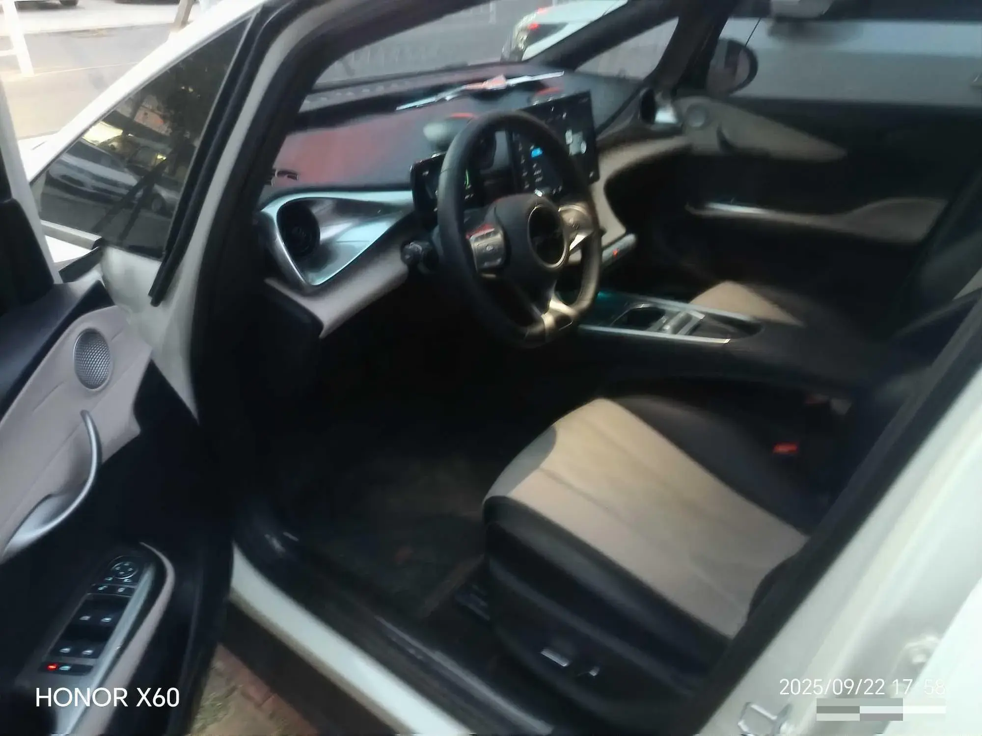 2023 BYD DOLPHIN thumbnail 3