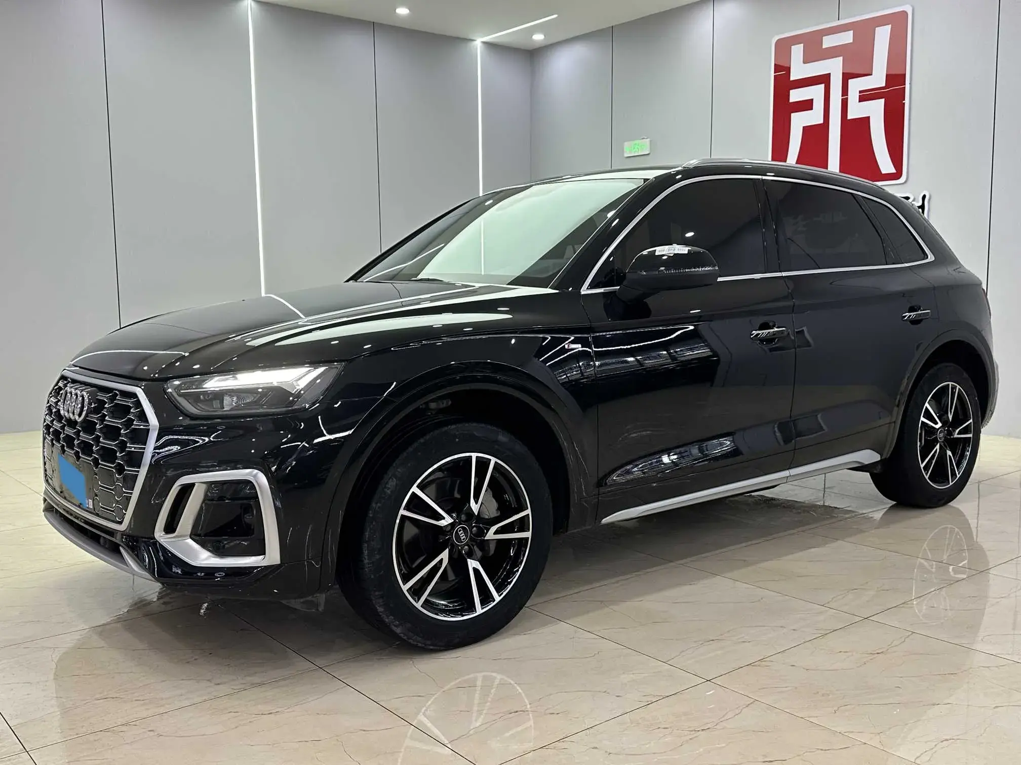 2023 AUDI Q5L view 1