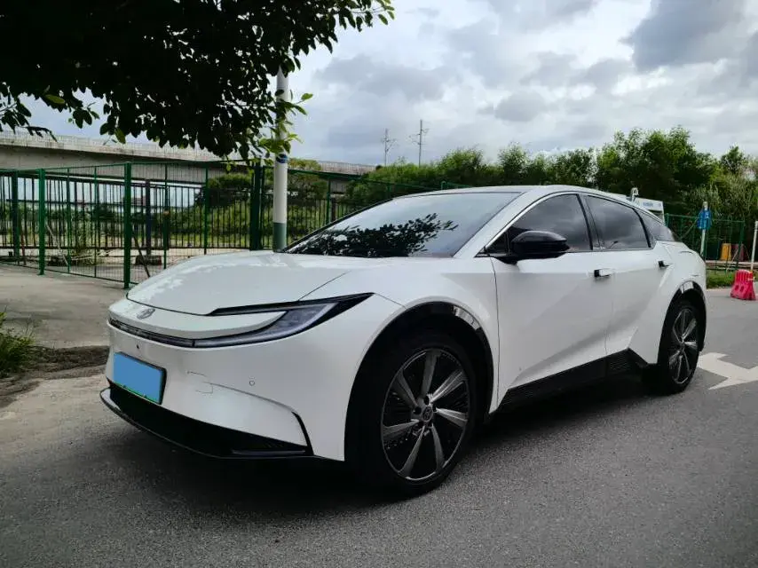 2025 TOYOTA BZ5 view 1