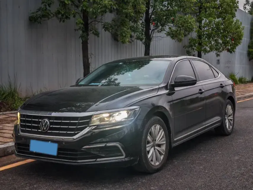2020 VOLKSWAGEN PASSAT view 1