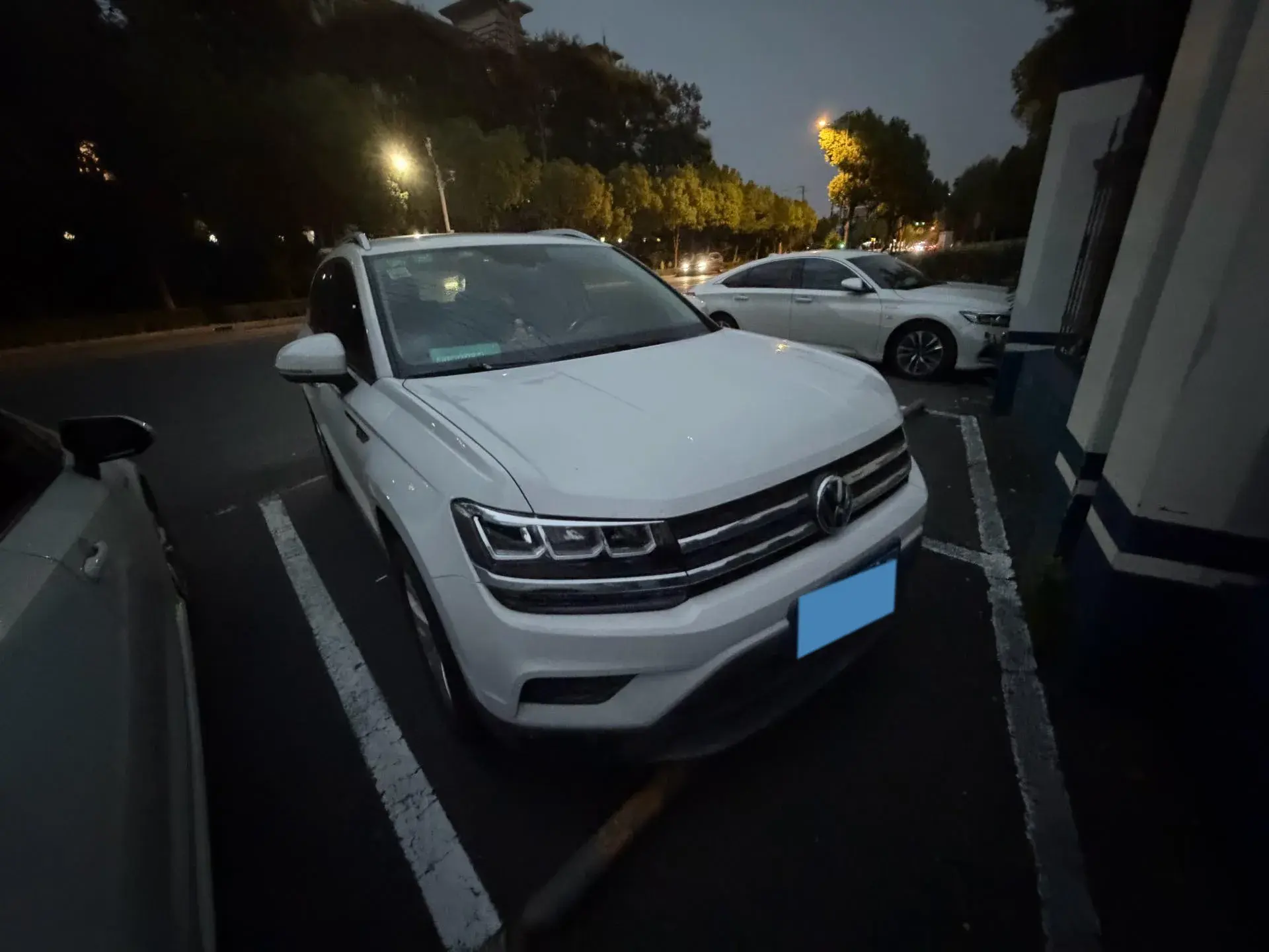 2019 VOLKSWAGEN THARU thumbnail 2