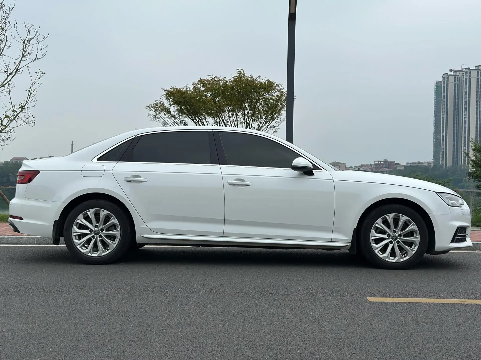 2019 AUDI A4L thumbnail 3