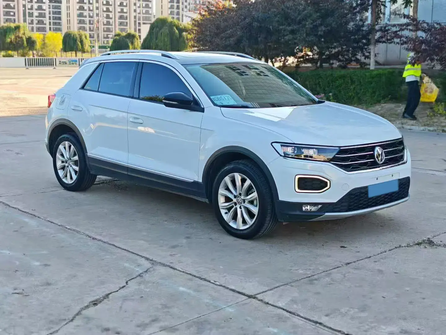 2019 VOLKSWAGEN T-ROC thumbnail 2