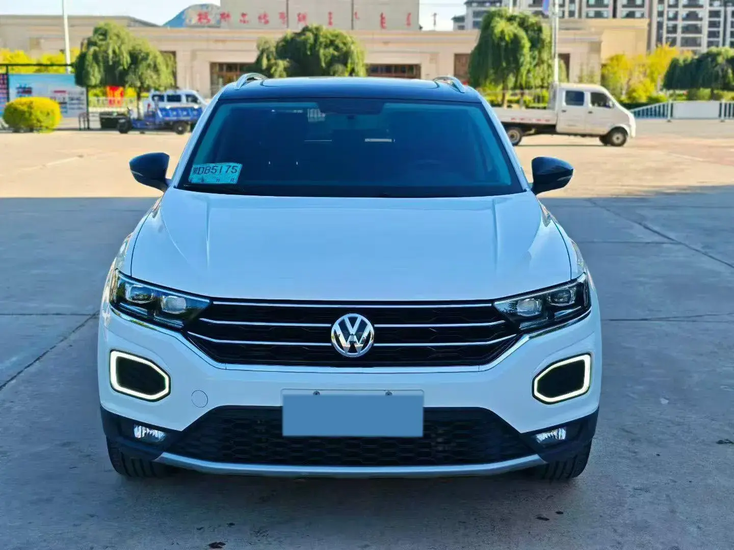 2019 VOLKSWAGEN T-ROC thumbnail 3