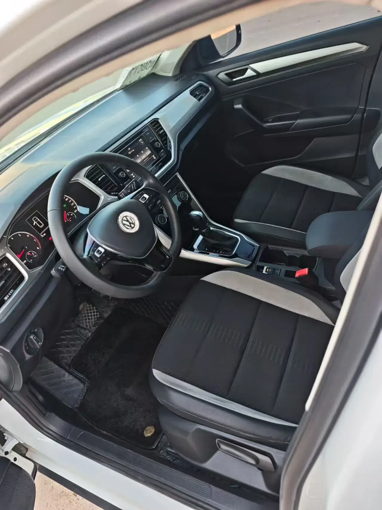 2019 VOLKSWAGEN T-ROC thumbnail 4