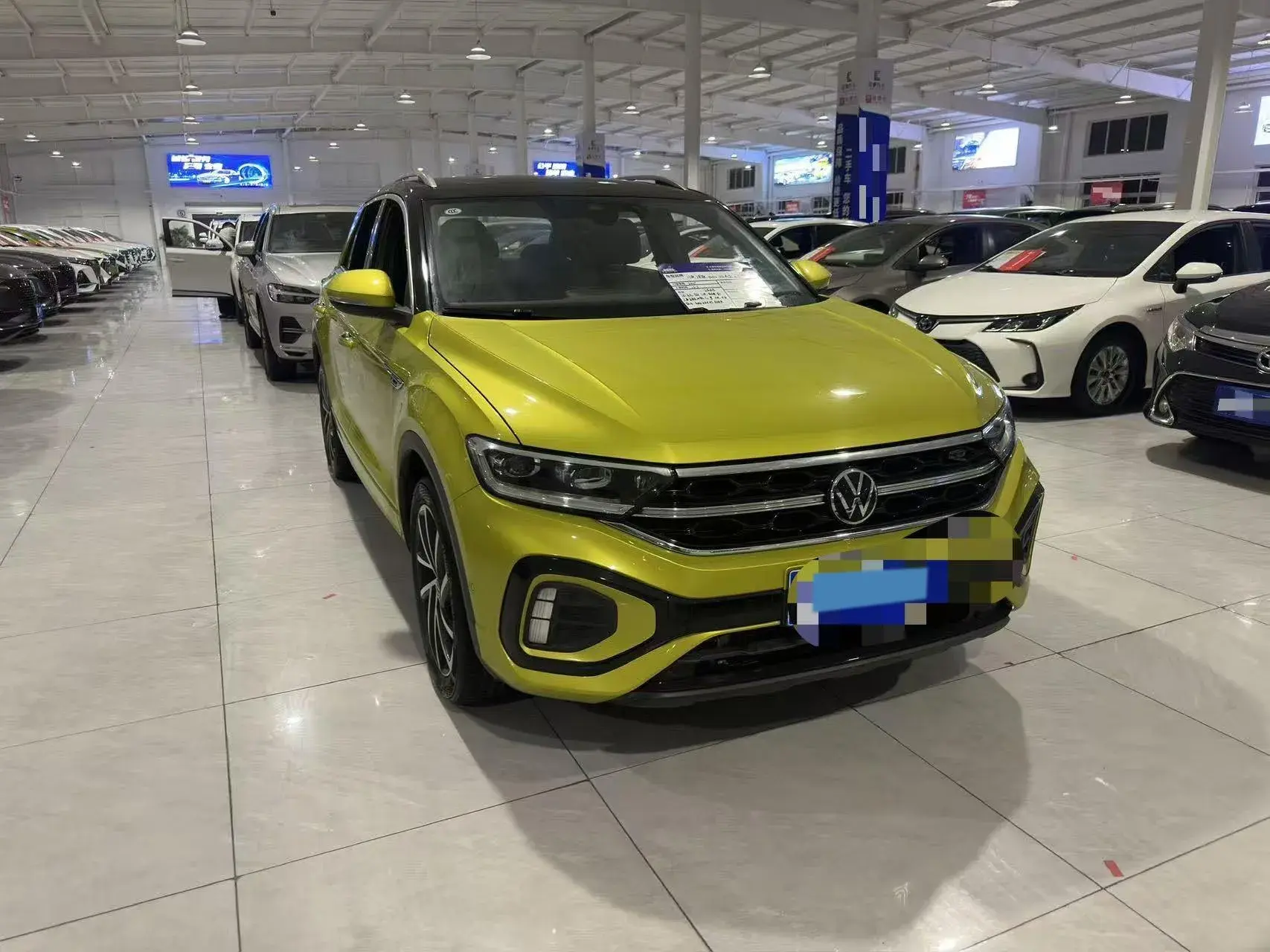 2023 VOLKSWAGEN T-ROC thumbnail 3