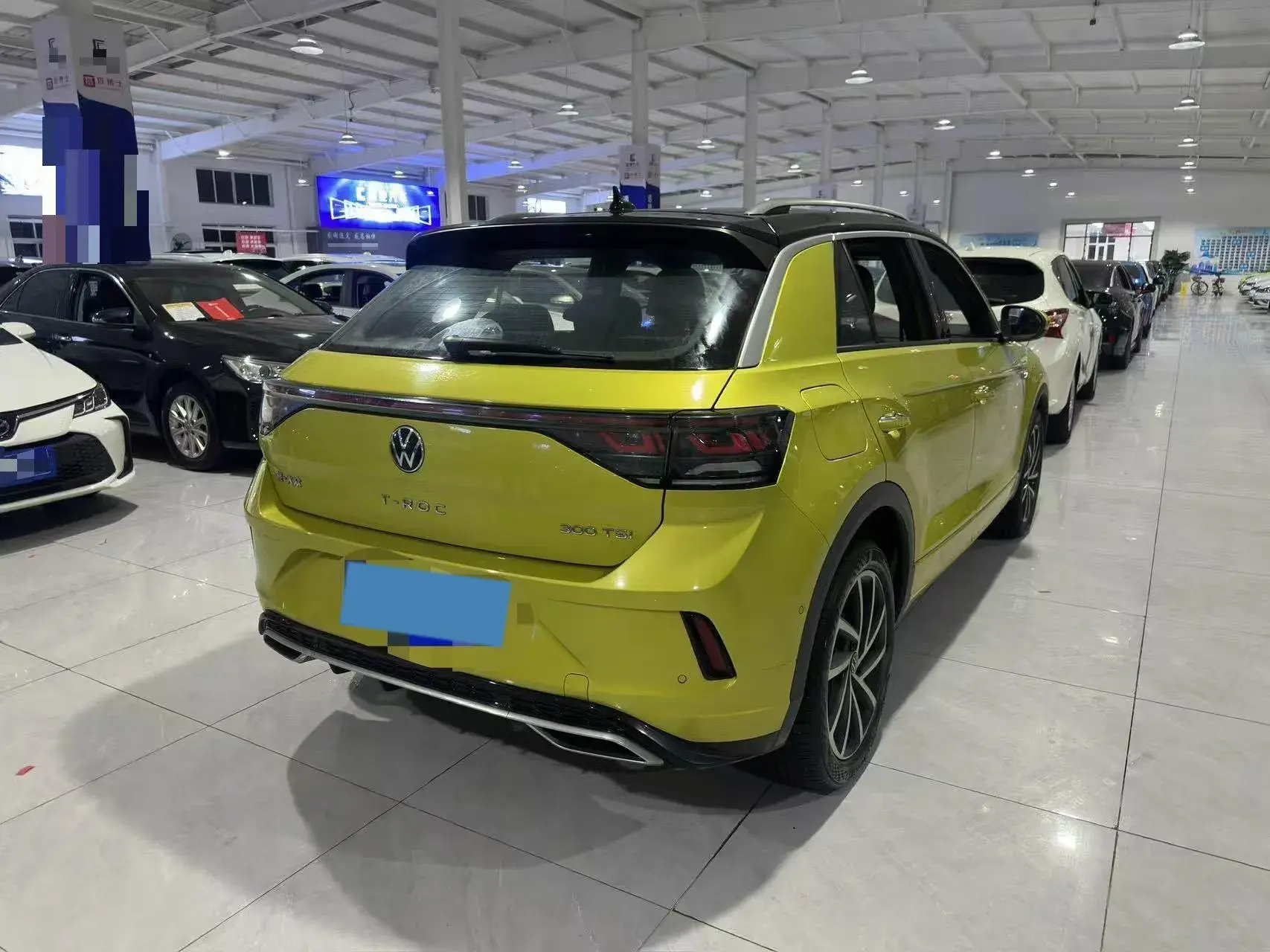 2023 VOLKSWAGEN T-ROC thumbnail 4