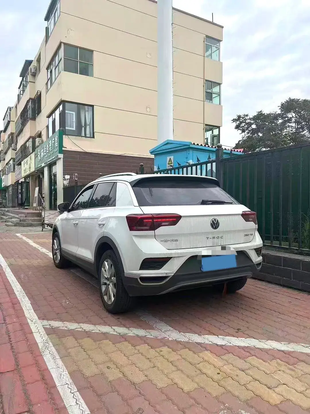 2021 VOLKSWAGEN T-ROC thumbnail 3