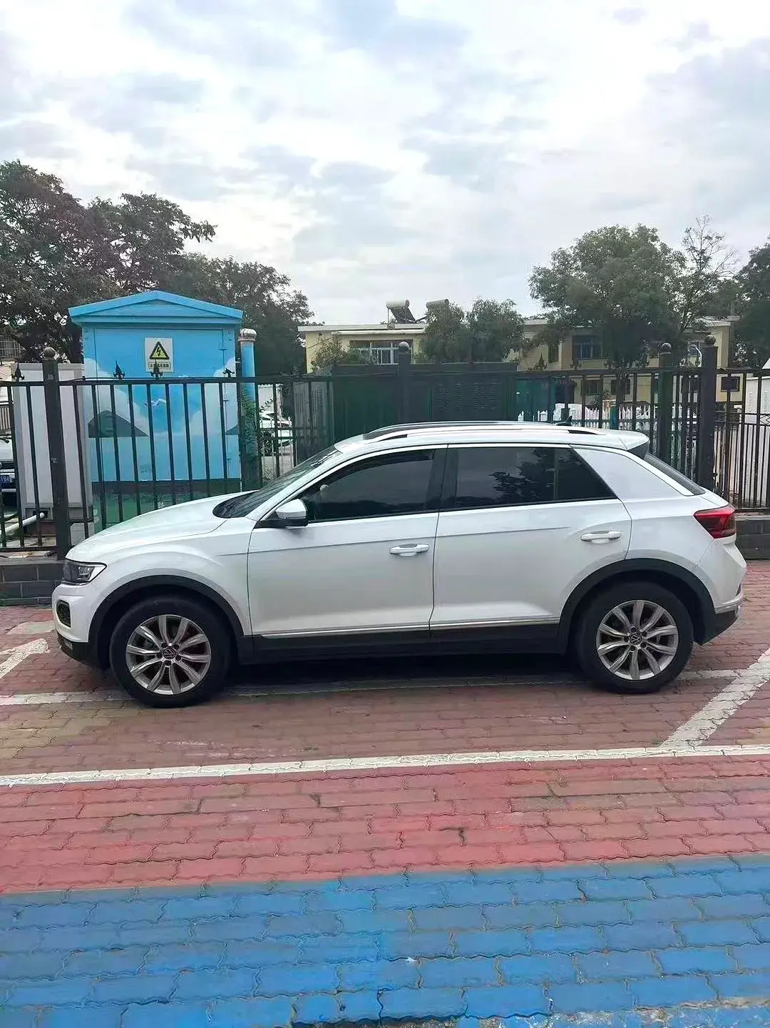 2021 VOLKSWAGEN T-ROC thumbnail 2