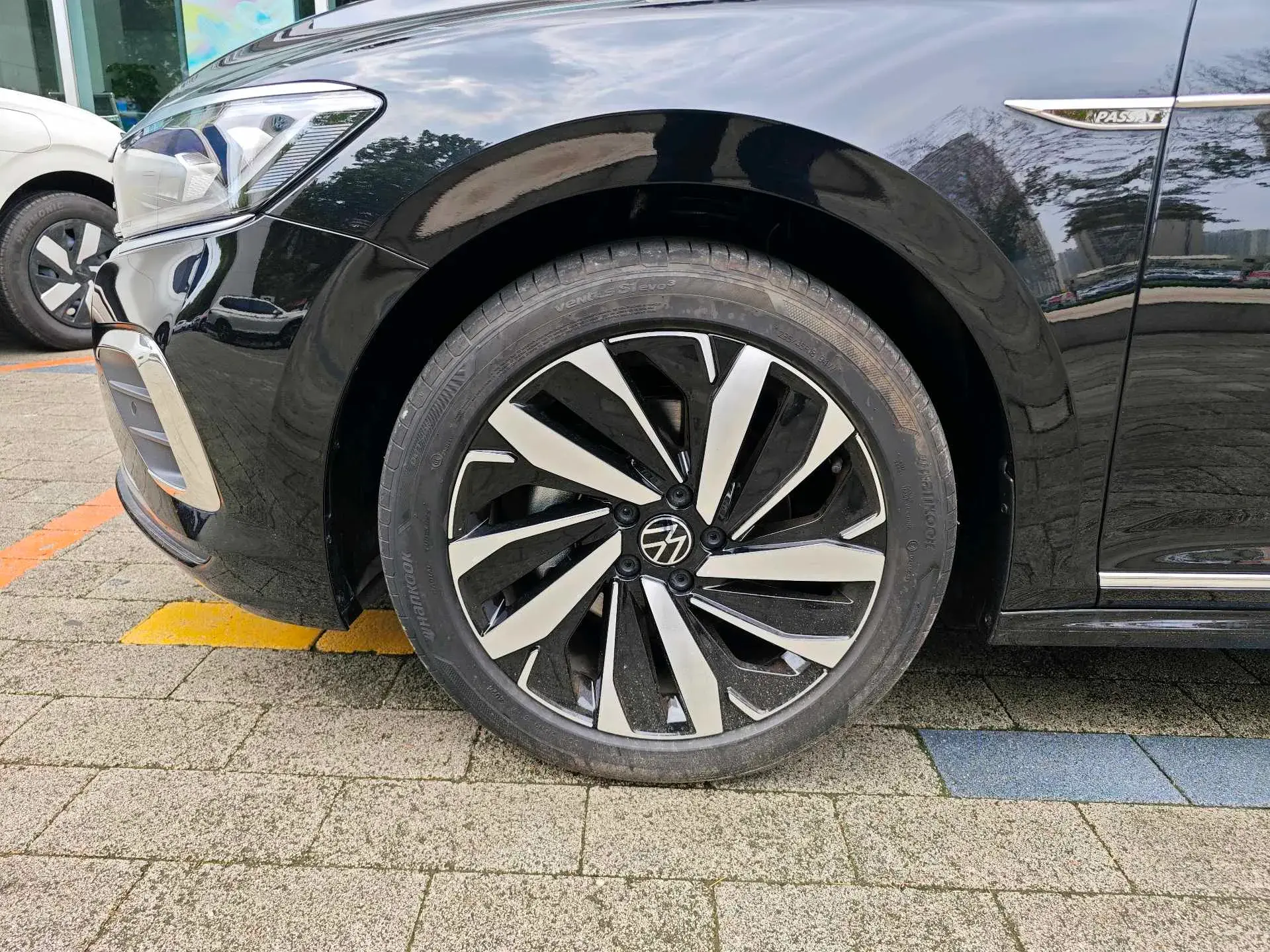 2025 VOLKSWAGEN PASSAT thumbnail 3