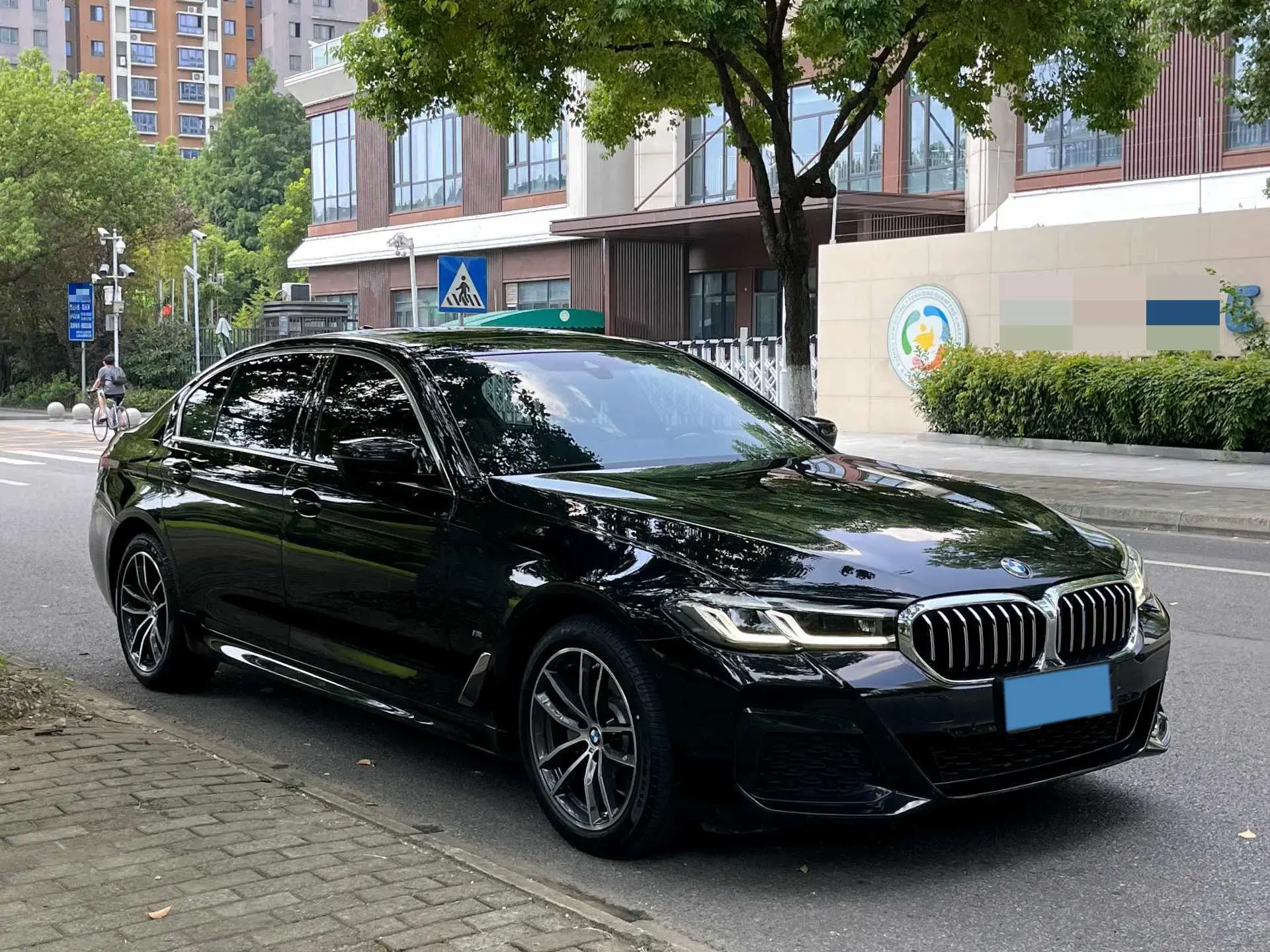 2021 BMW 5 thumbnail 3