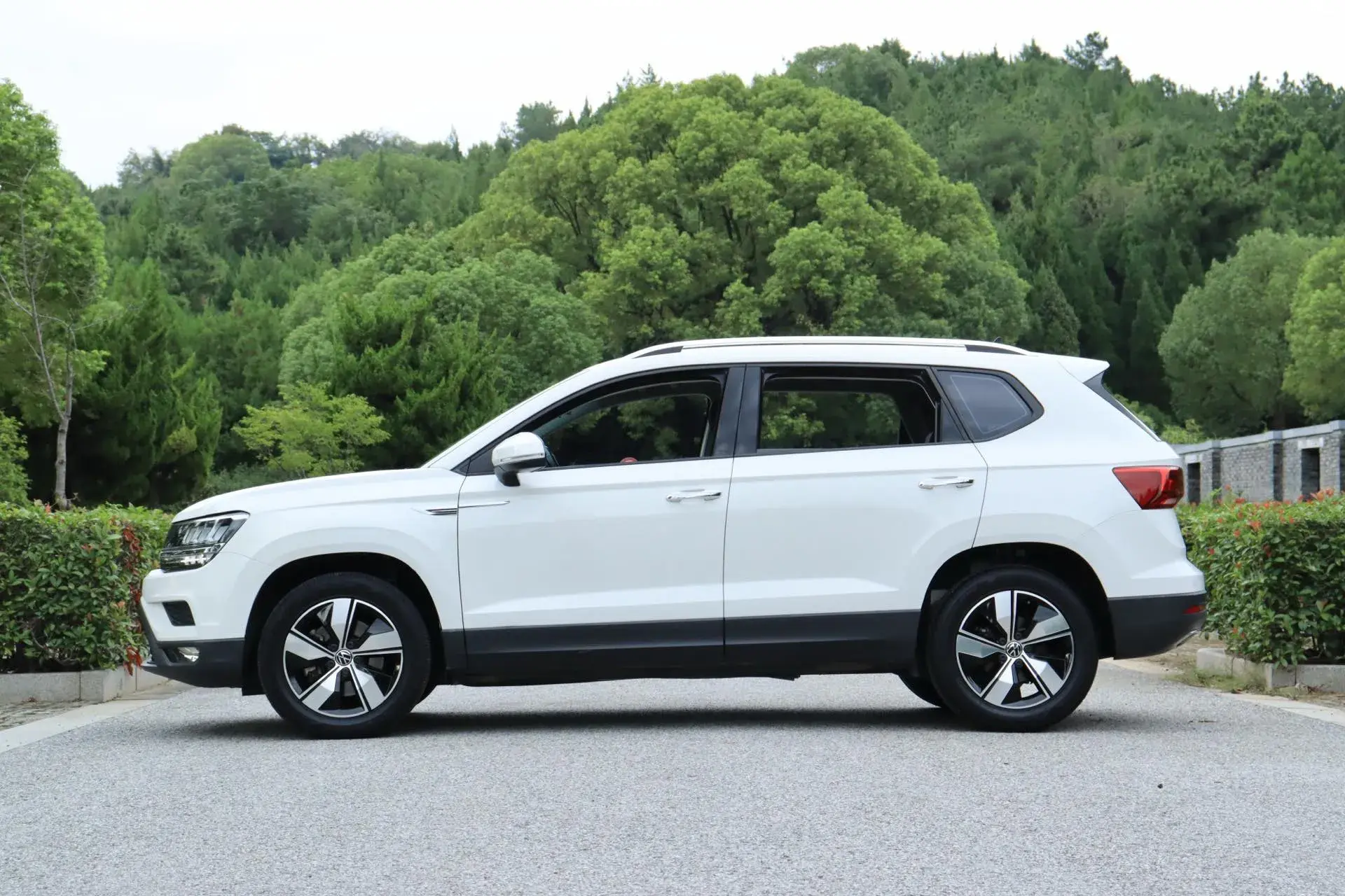 2021 VOLKSWAGEN THARU thumbnail 2