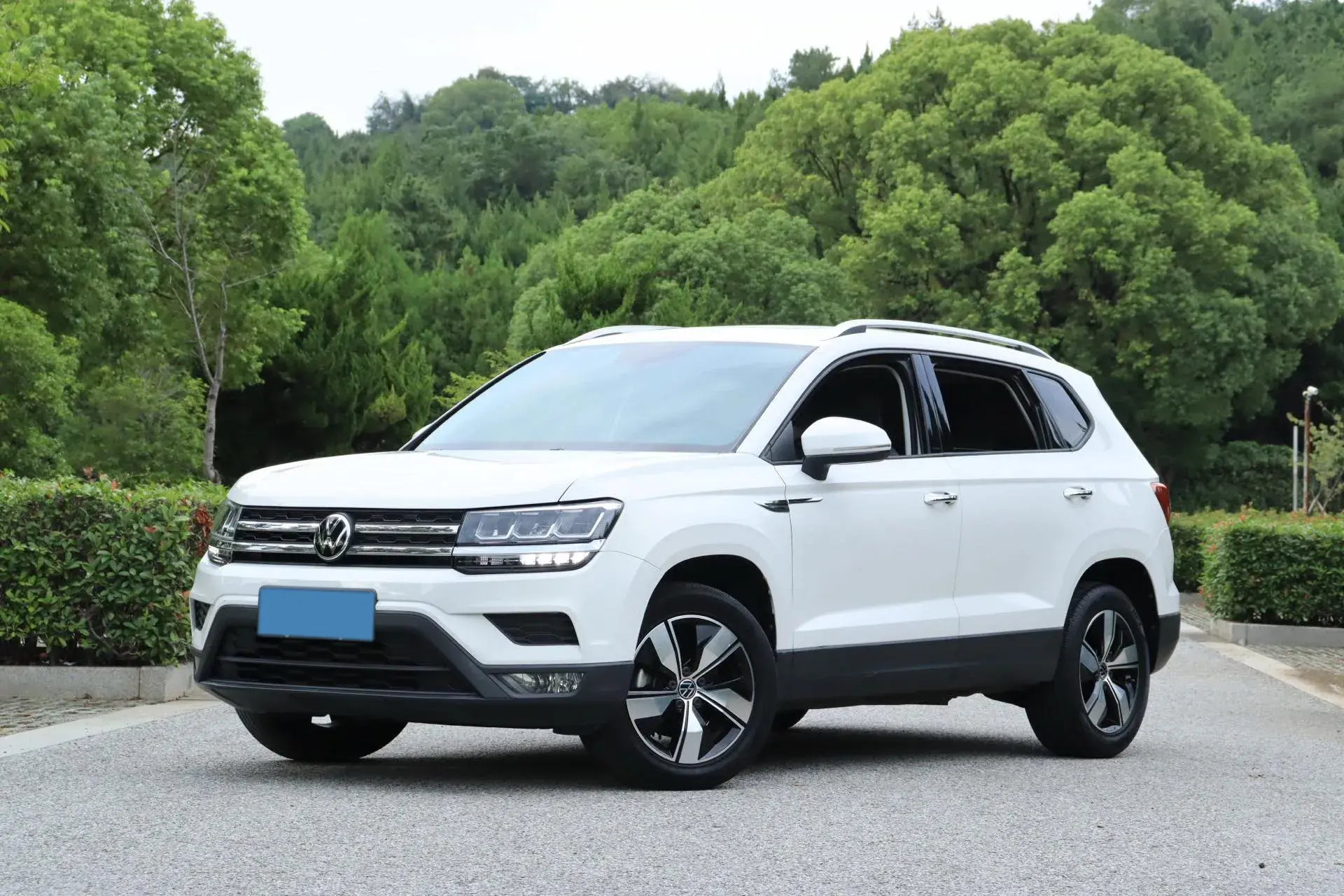 2021 VOLKSWAGEN THARU view 1