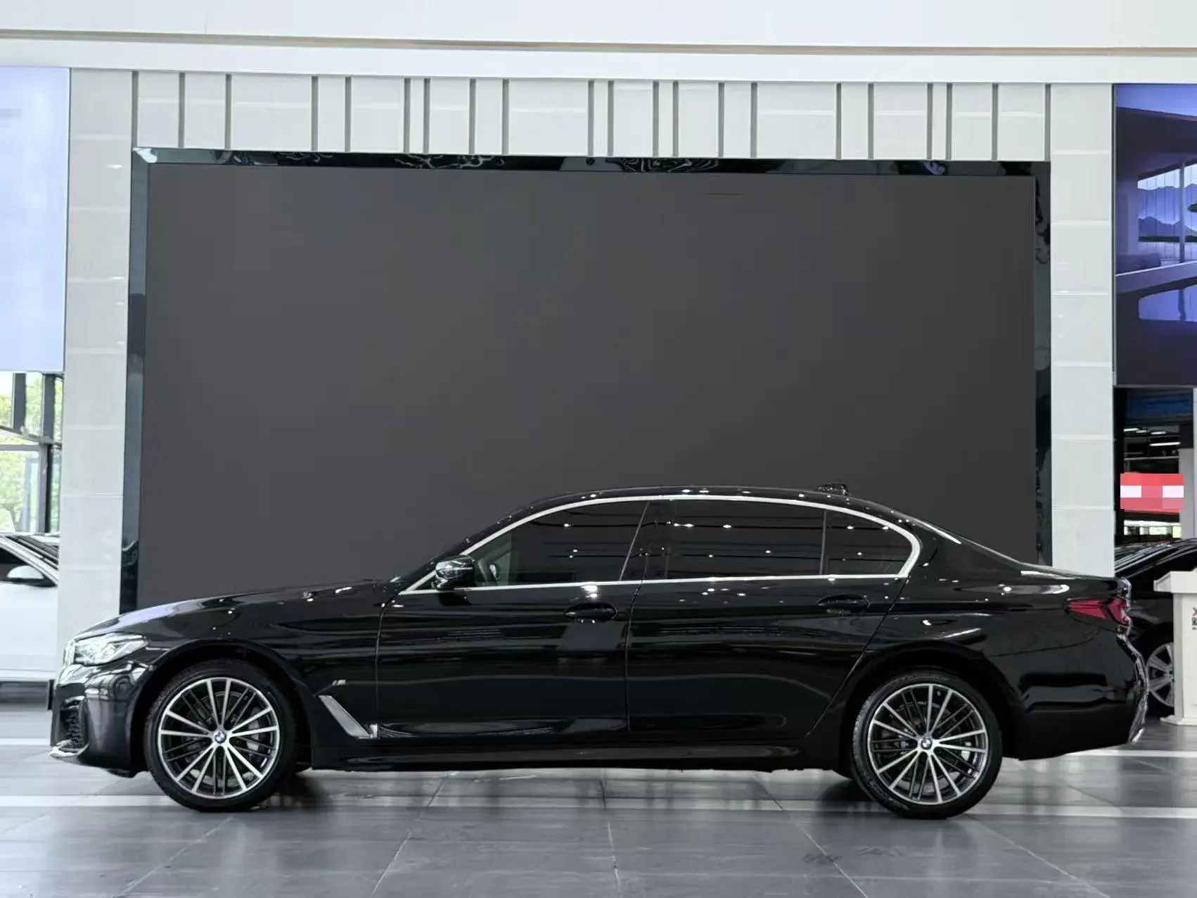2021 BMW 5 thumbnail 3