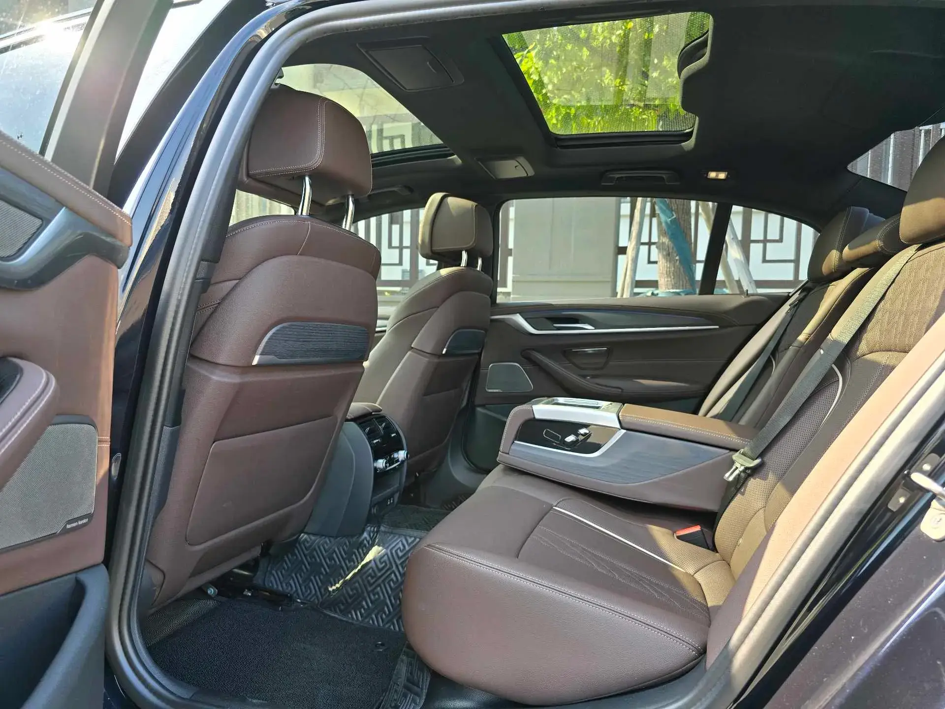 2021 BMW 5 thumbnail 4