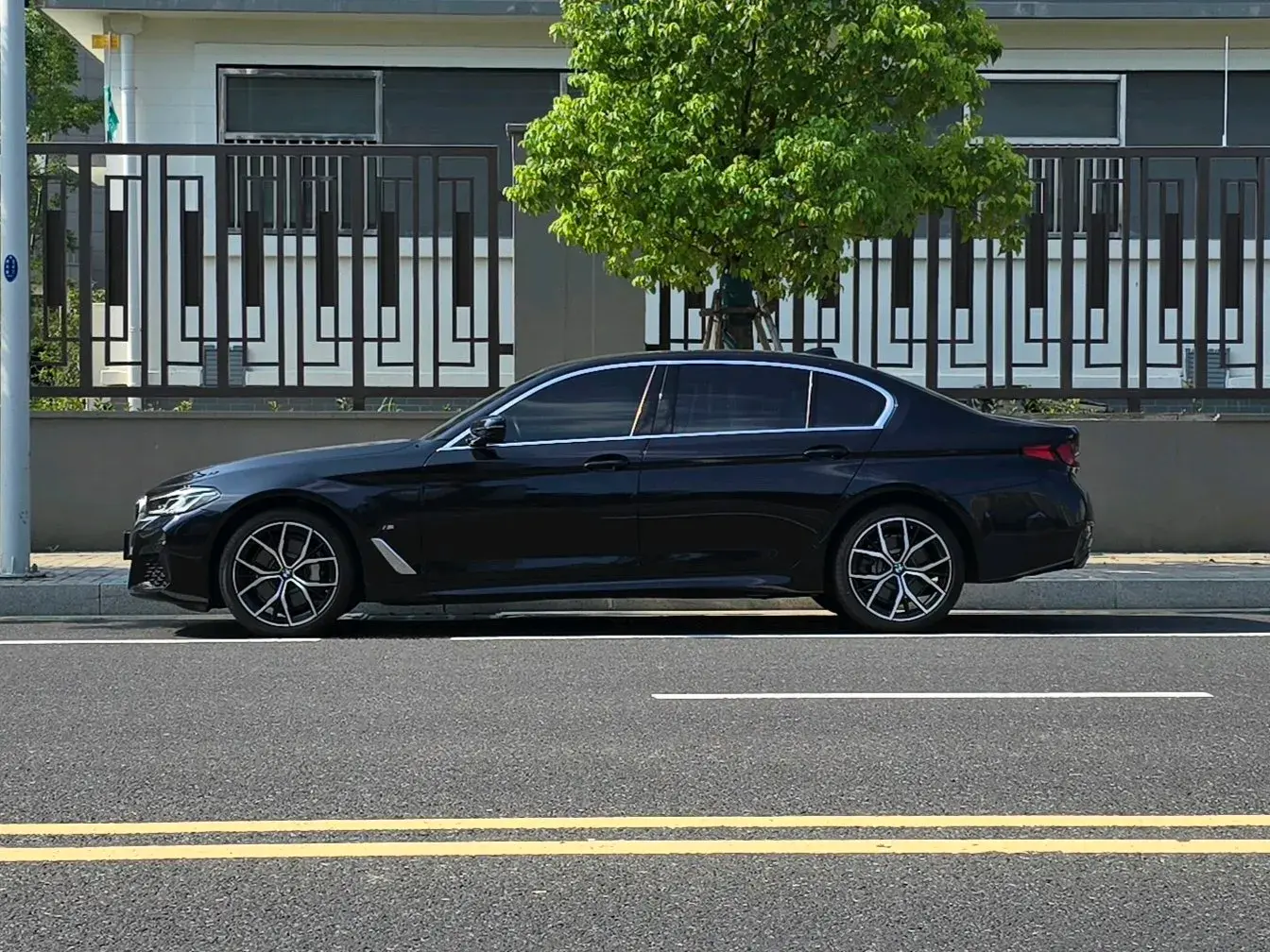 2021 BMW 5 thumbnail 2