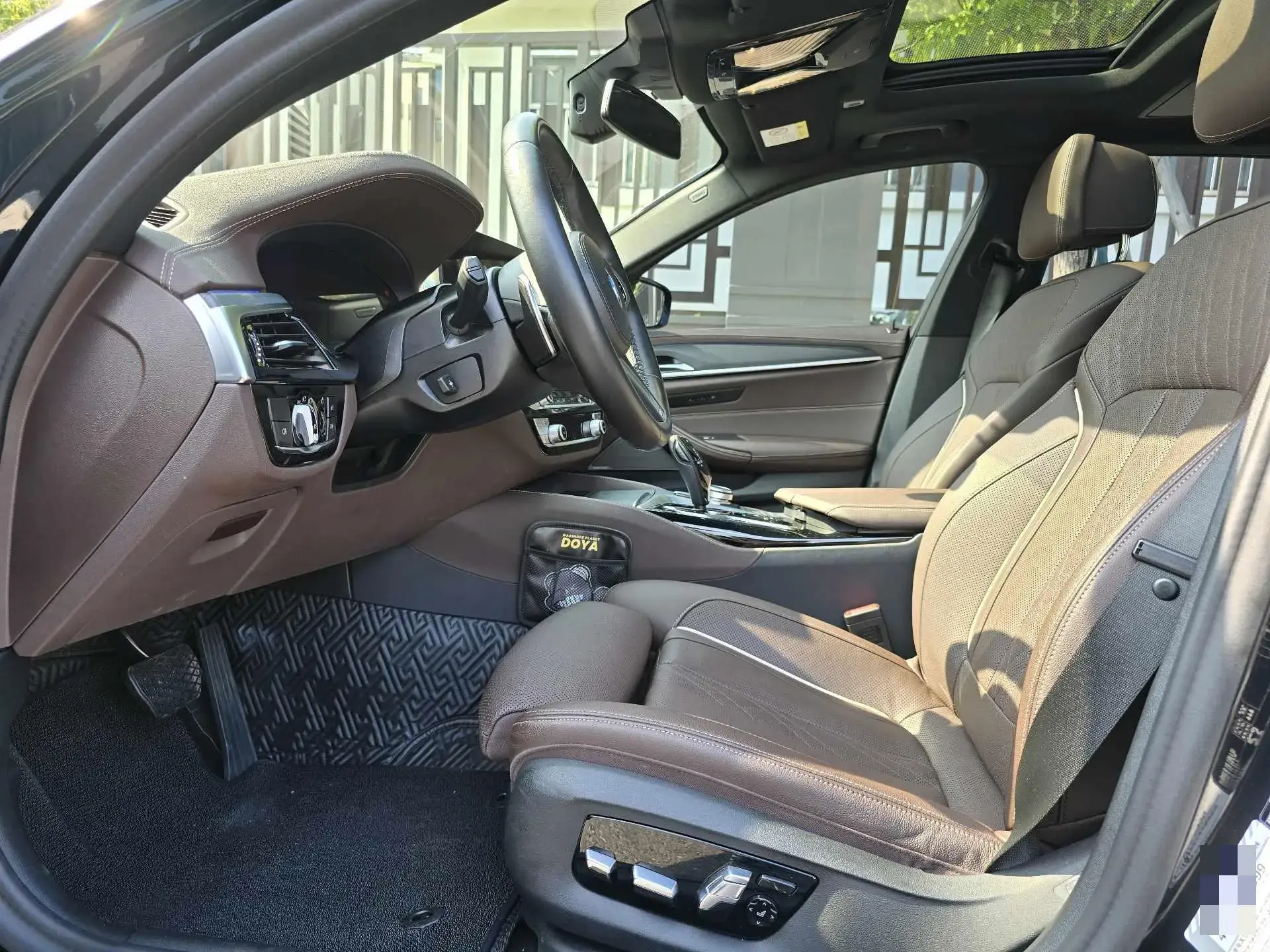 2021 BMW 5 thumbnail 3