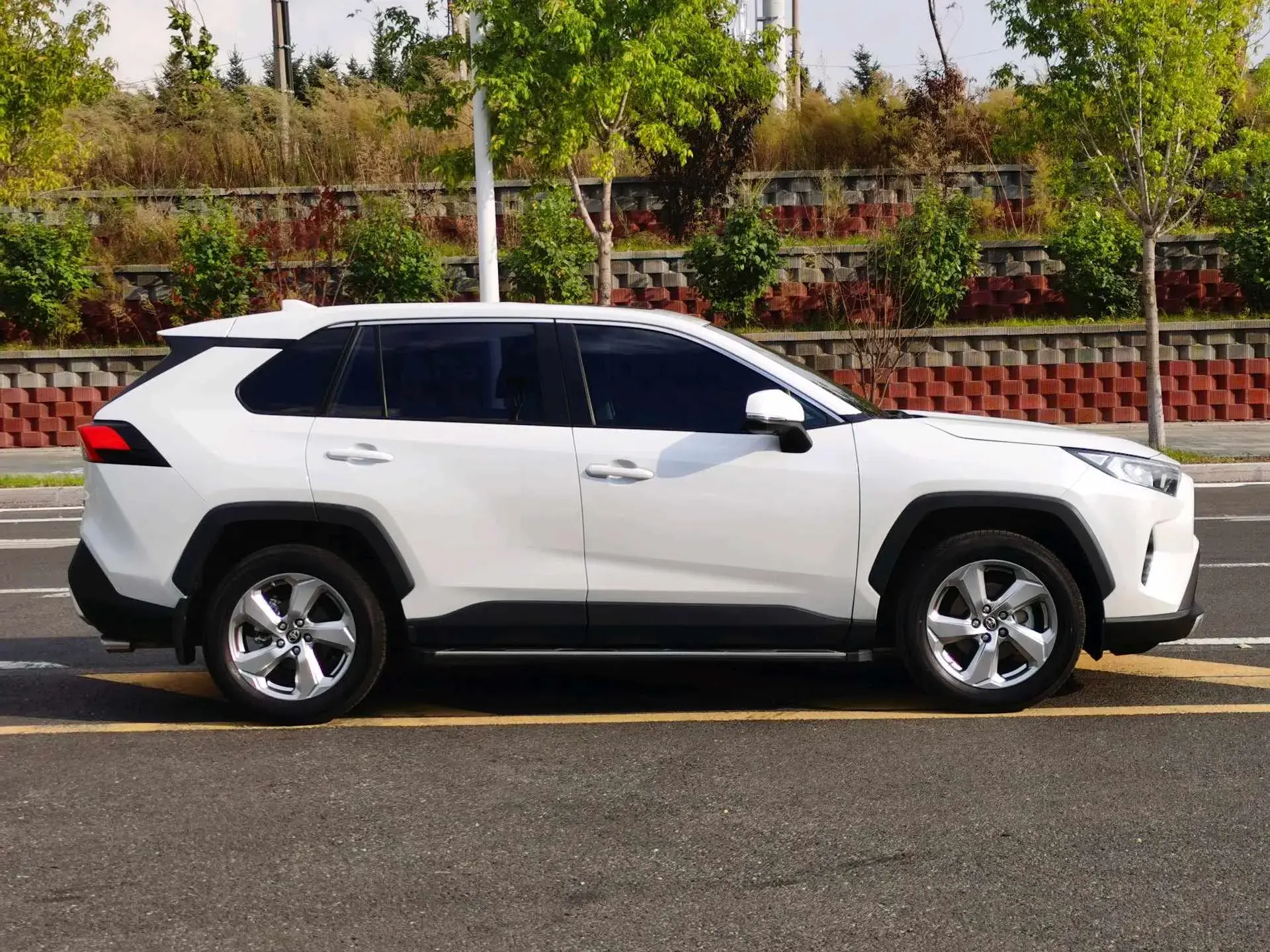 2021 TOYOTA RAV4 thumbnail 4