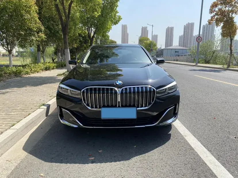 2021 BMW 7 thumbnail 2