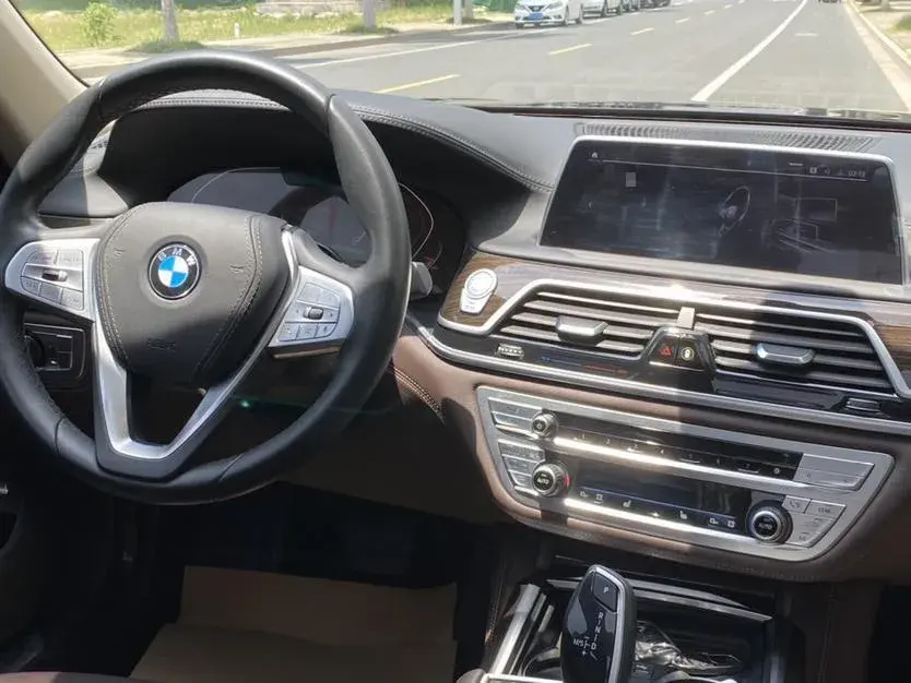 2021 BMW 7 thumbnail 3