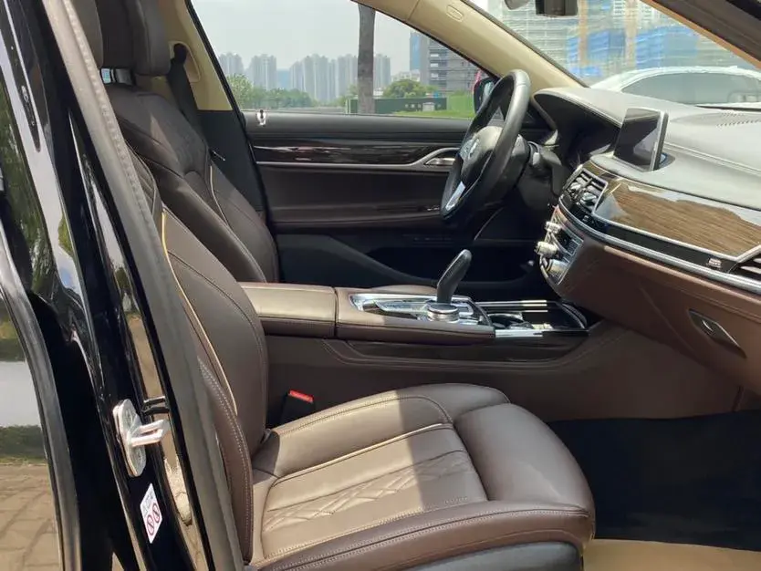 2021 BMW 7 thumbnail 4