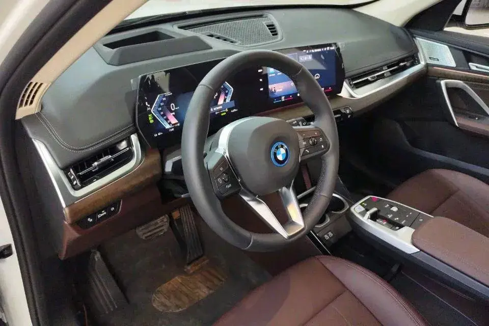 2025 BMW IX1 thumbnail 2