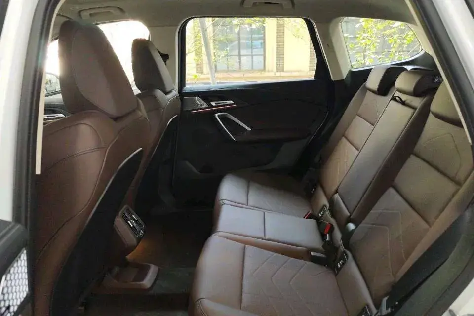 2025 BMW IX1 thumbnail 4