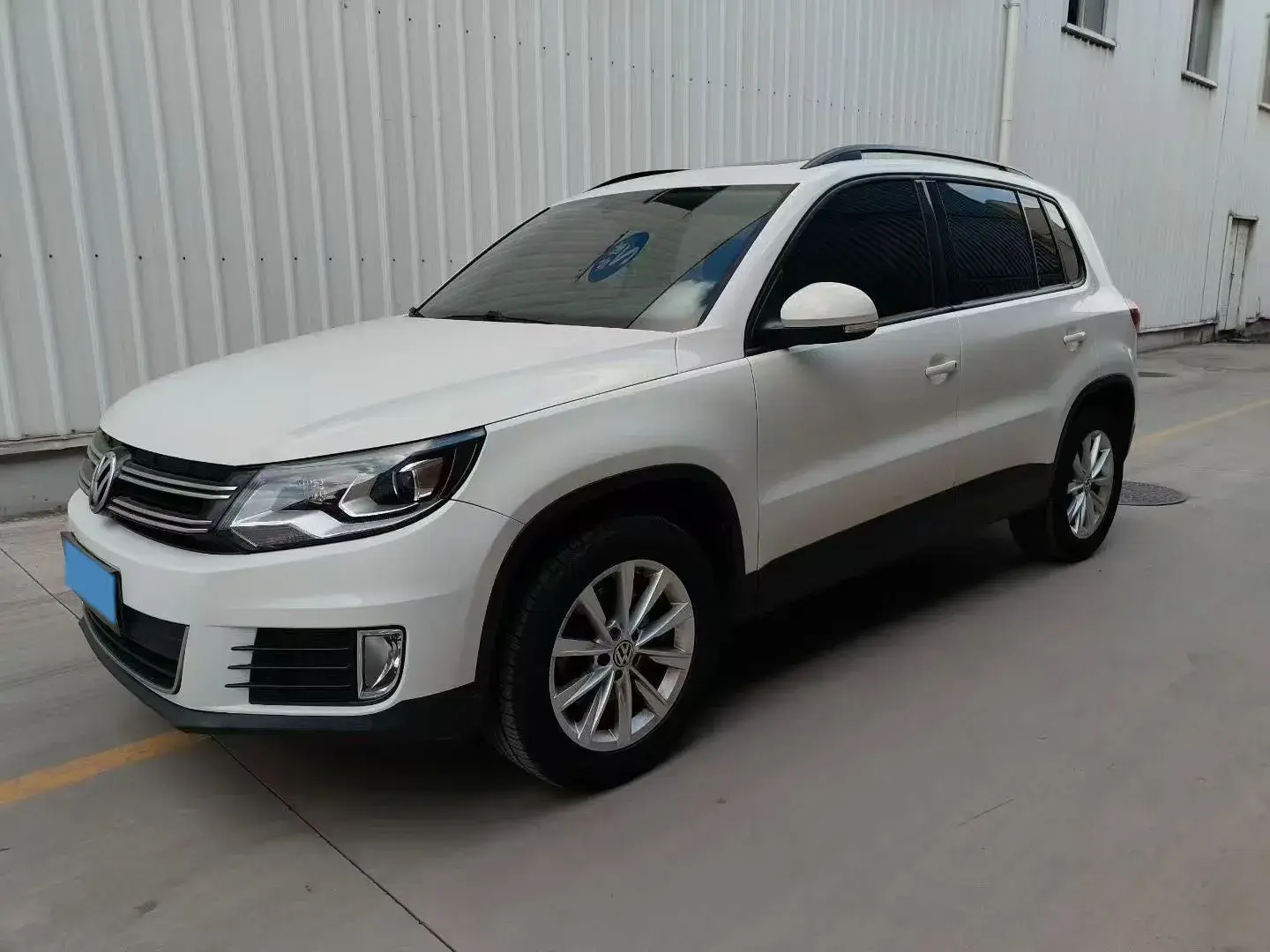 2016 VOLKSWAGEN TIGUAN view 1