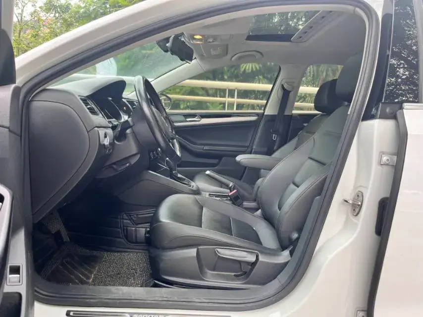 2018 VOLKSWAGEN SAGITAR thumbnail 4