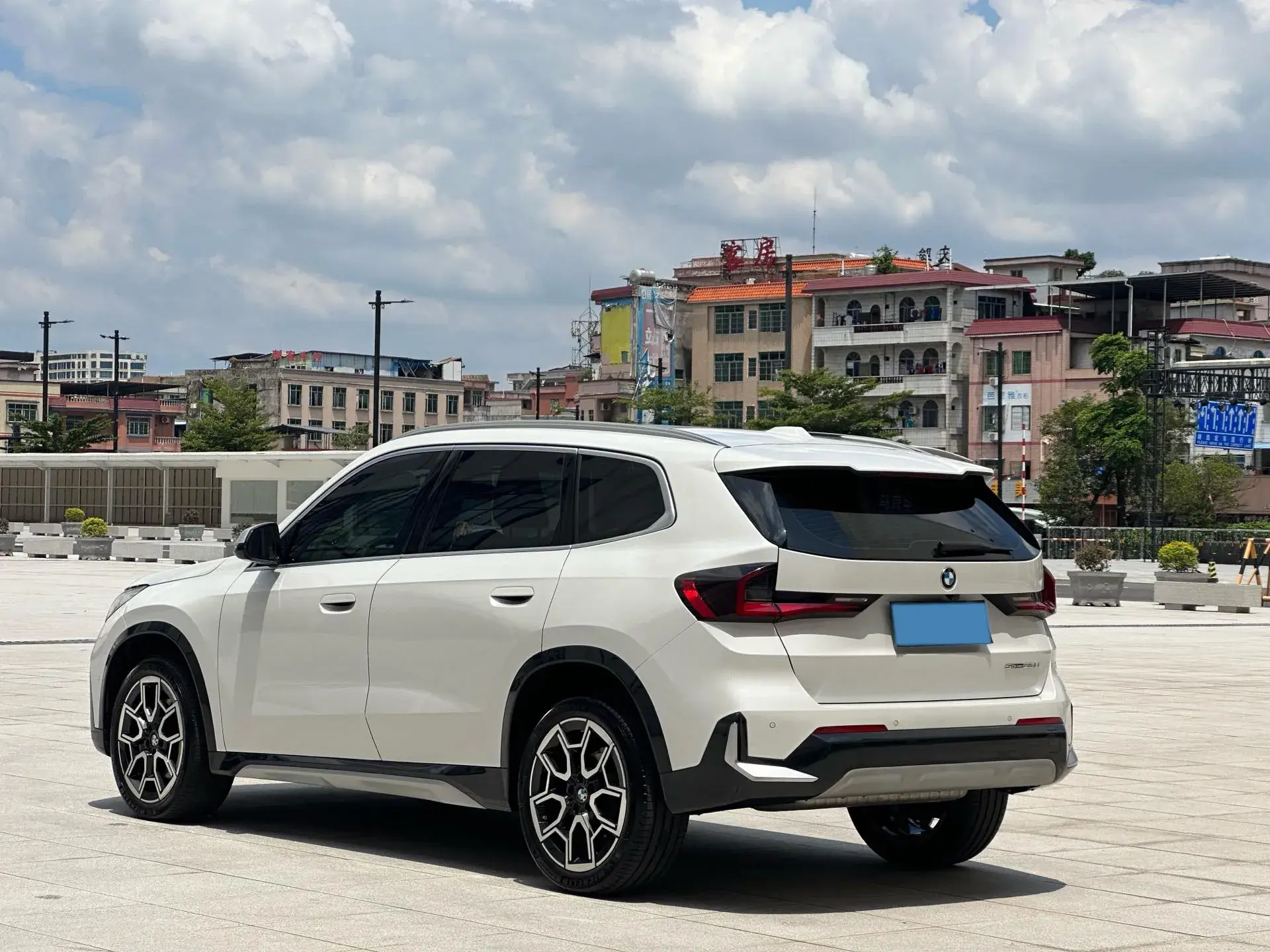 2024 BMW X1 thumbnail 4