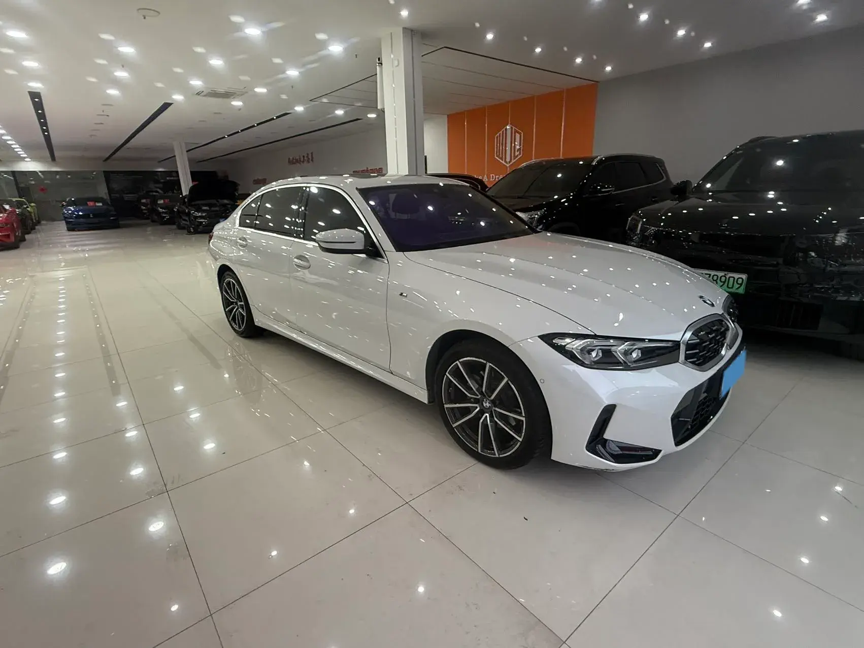 2025 BMW 3 thumbnail 2