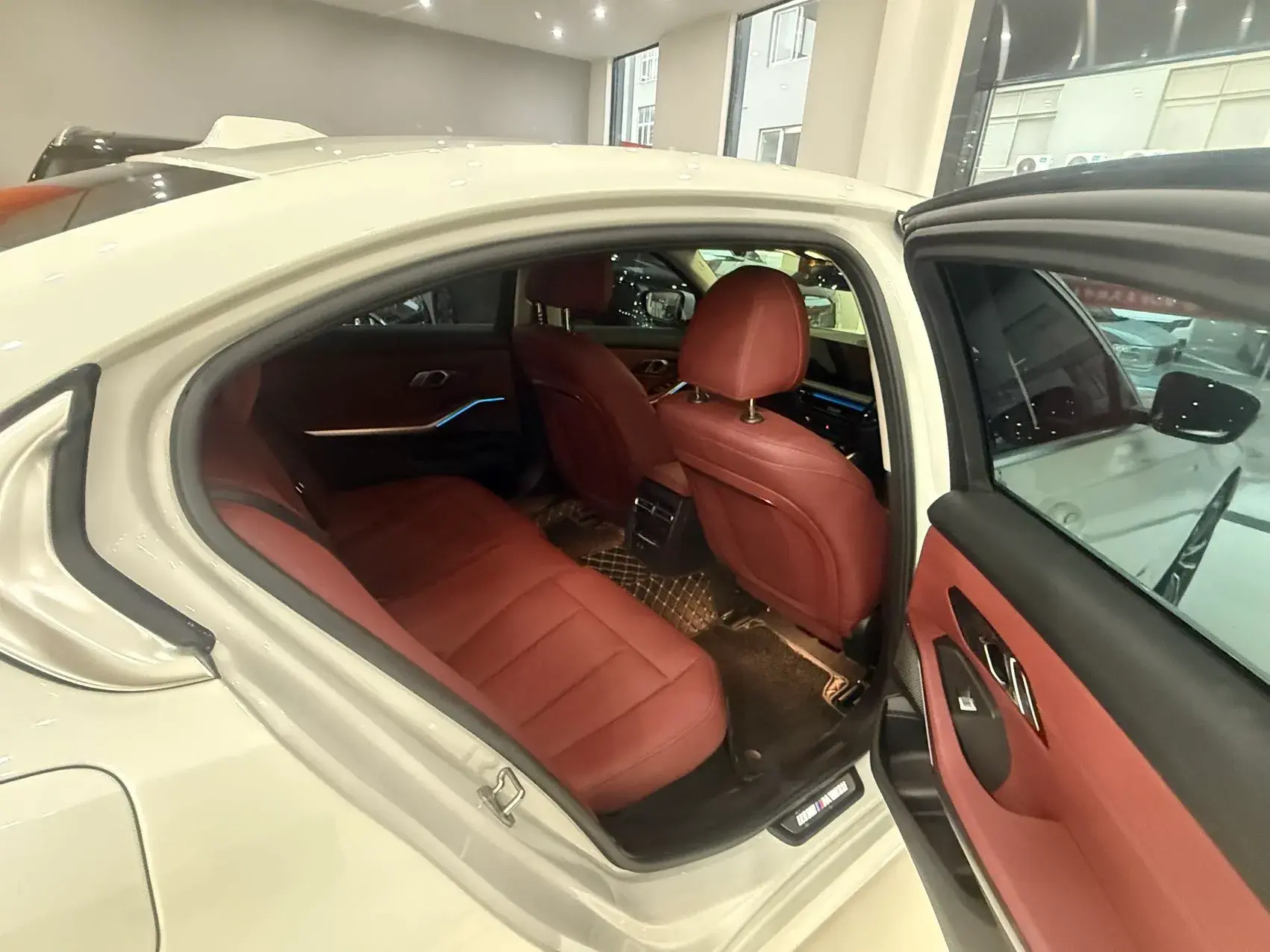 2025 BMW 3 thumbnail 4