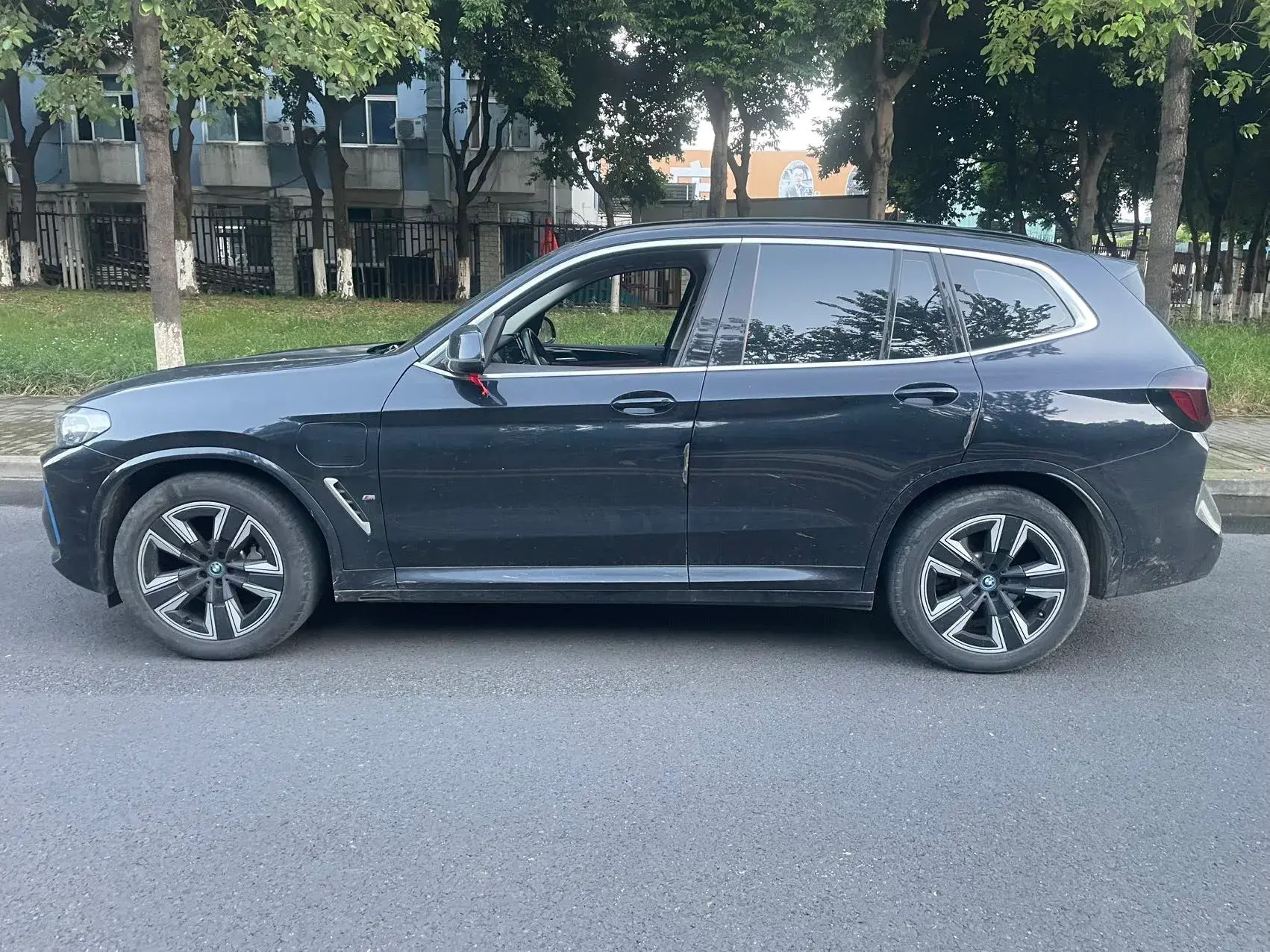 2022 BMW IX3 thumbnail 3