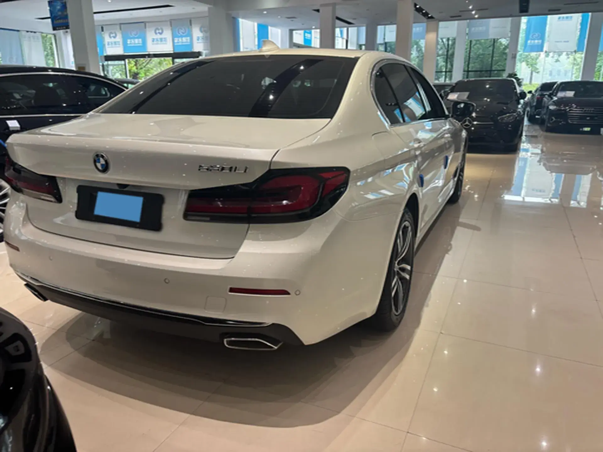 2023 BMW 5 thumbnail 4