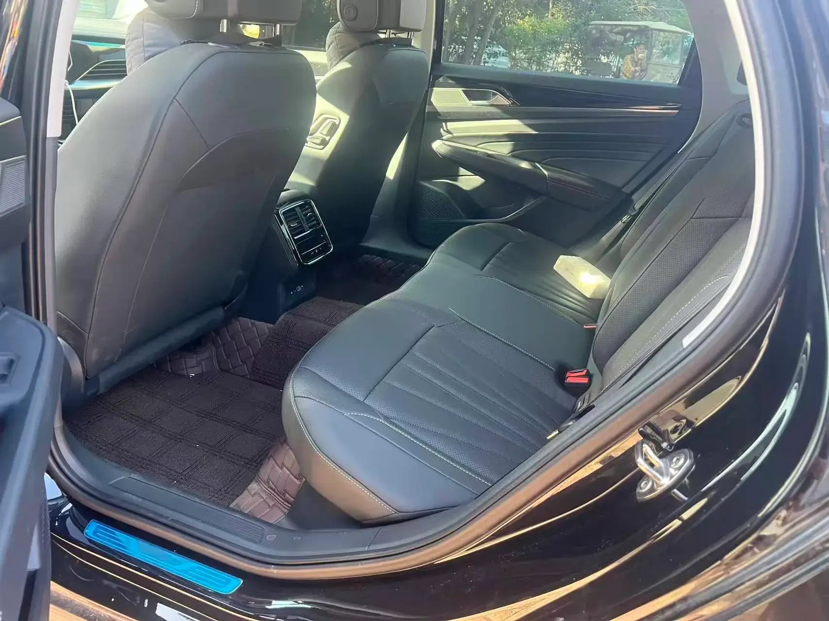 2025 VOLKSWAGEN PASSAT thumbnail 3