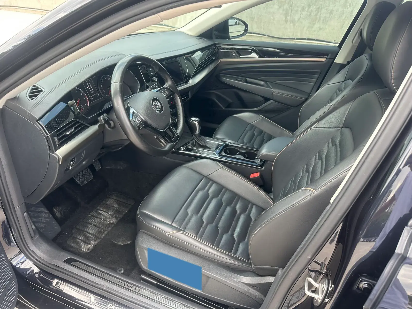 2019 VOLKSWAGEN PASSAT thumbnail 3