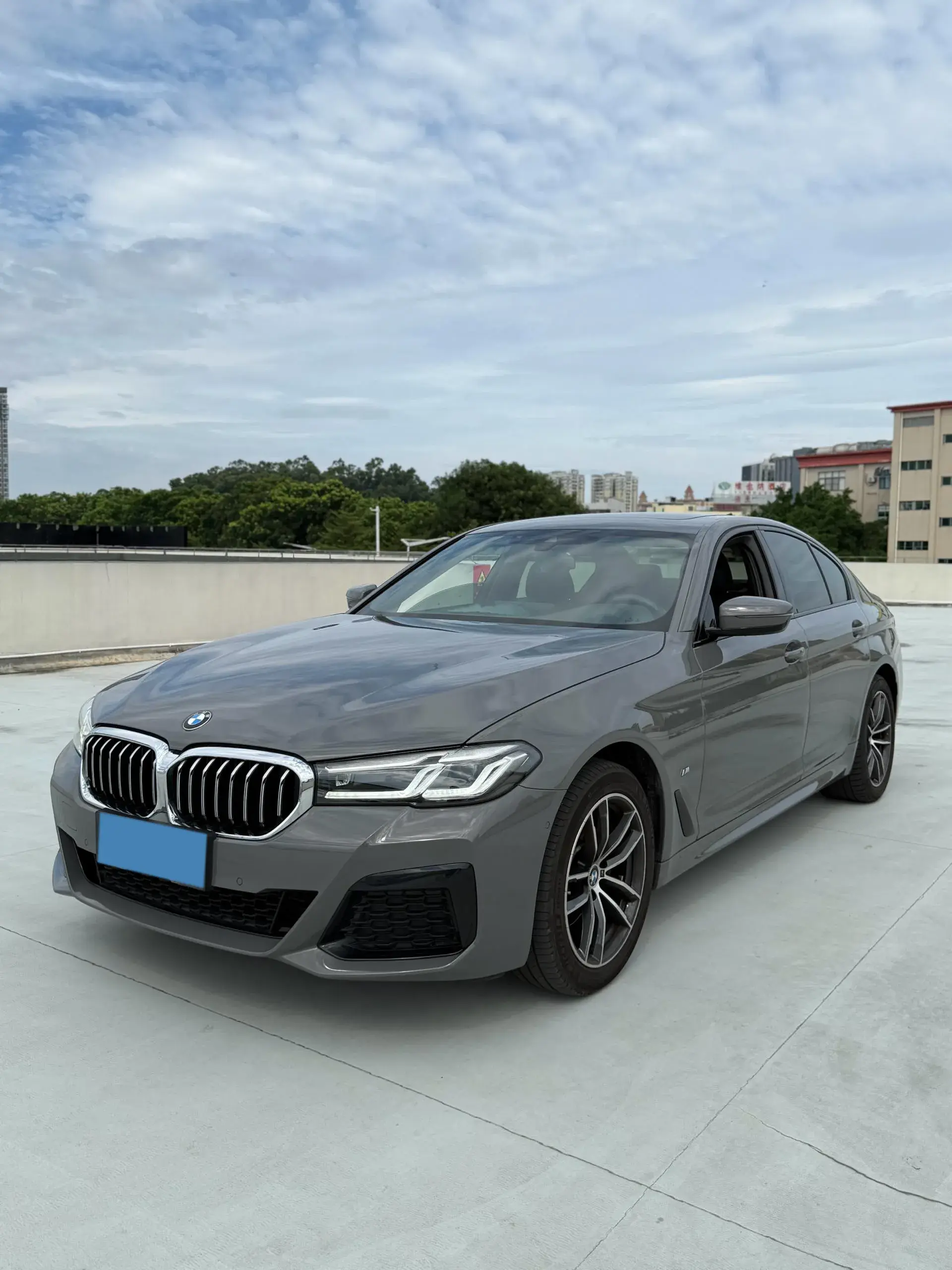 2021 BMW 5 view 1