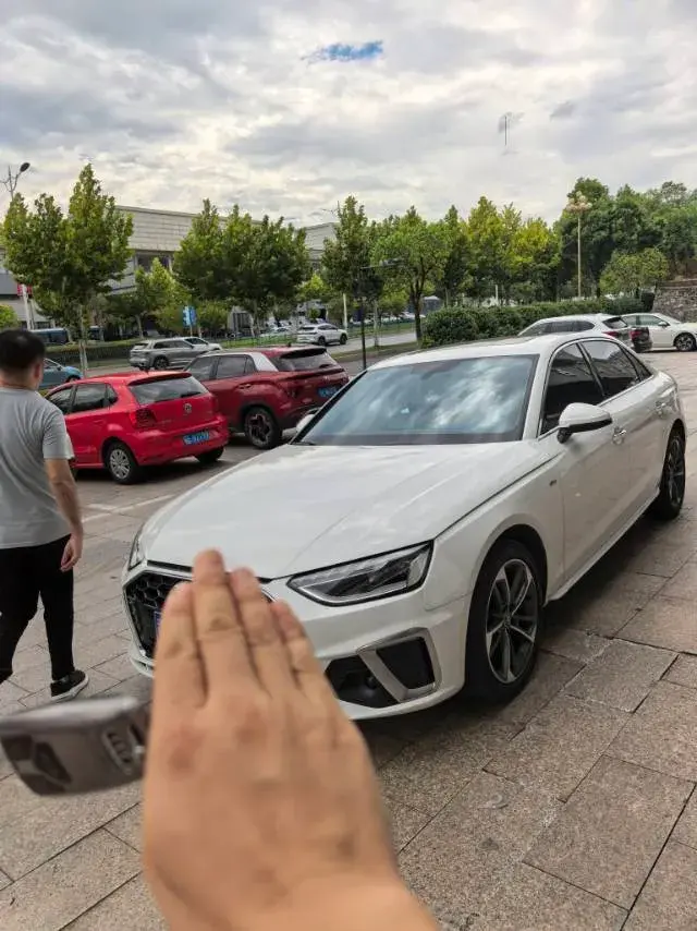 2020 AUDI A4L view 1