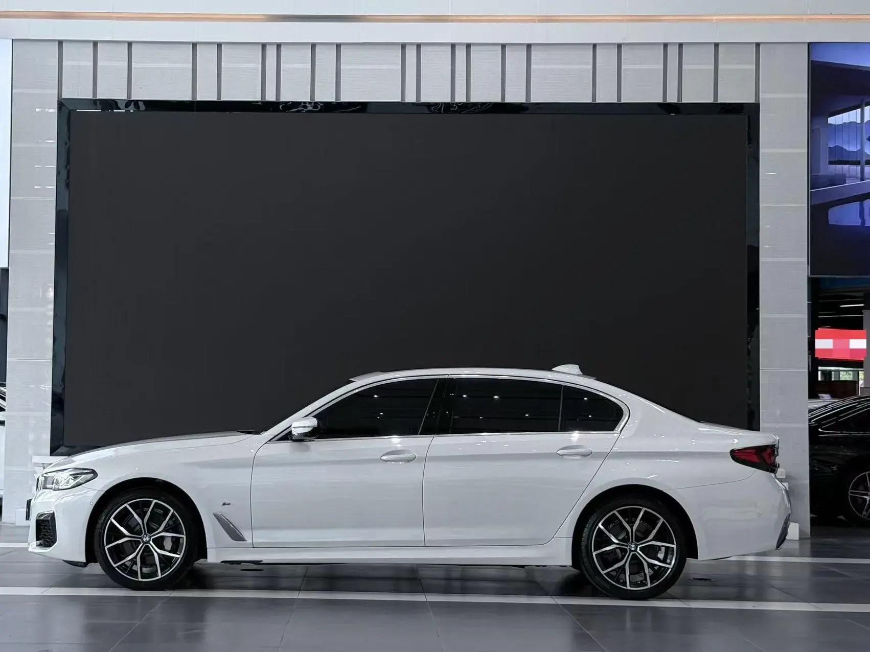 2021 BMW 5 thumbnail 3