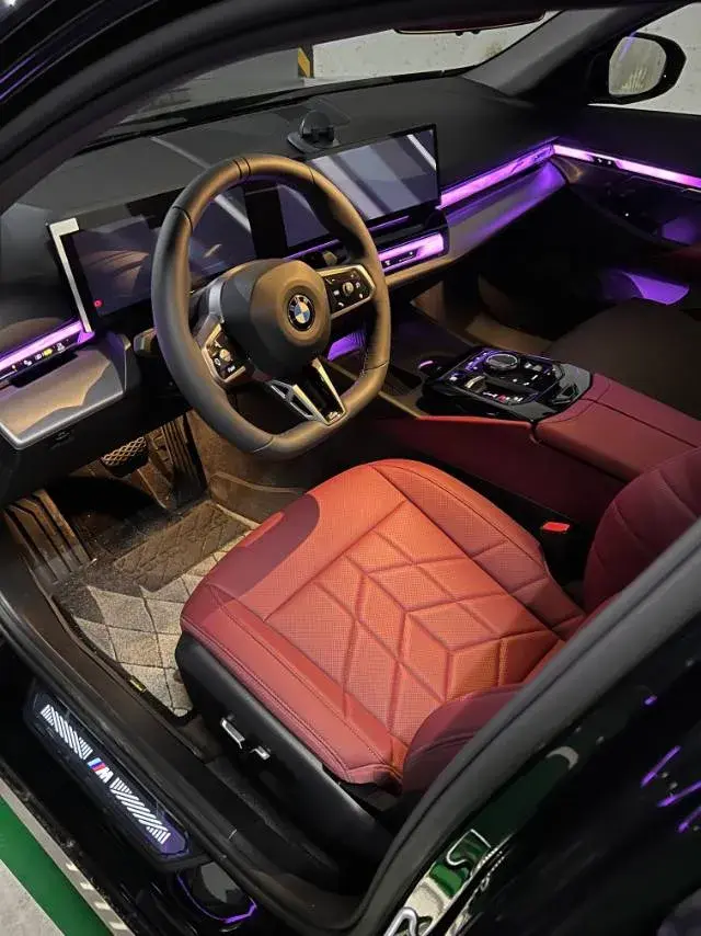 2025 BMW 5 thumbnail 4