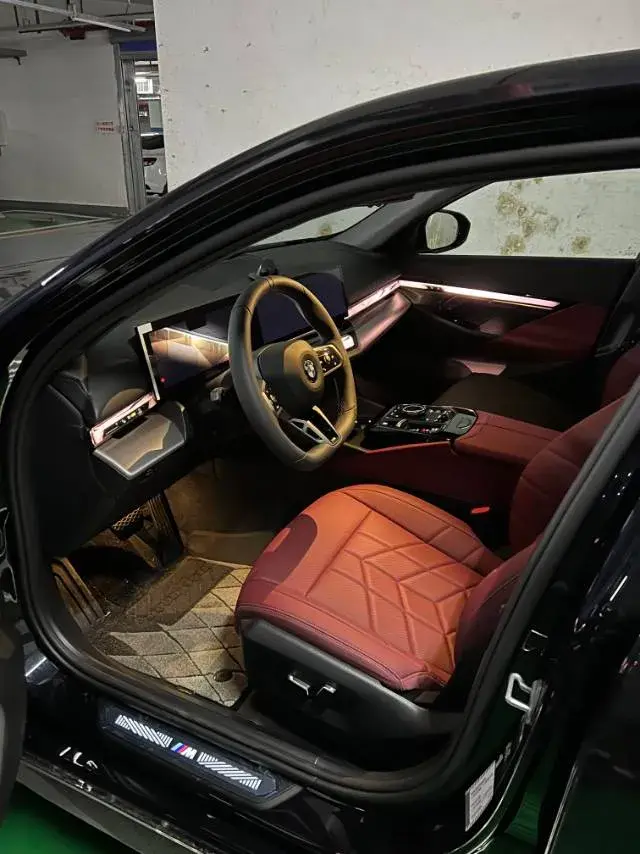 2025 BMW 5 thumbnail 3