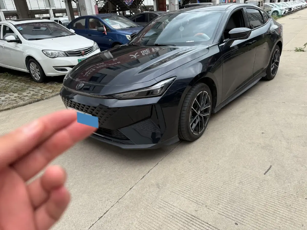 2024 ChangAn UNI-V iDD 1.5L 110HP L4 E-CVT PHEV 18.99KWH