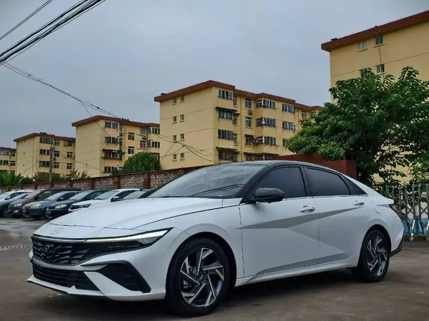 2023 HYUNDAI ELANTRA view 1