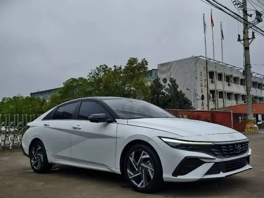 2023 HYUNDAI ELANTRA thumbnail 3