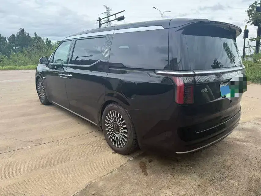 2024 ZEEKR 009 thumbnail 3