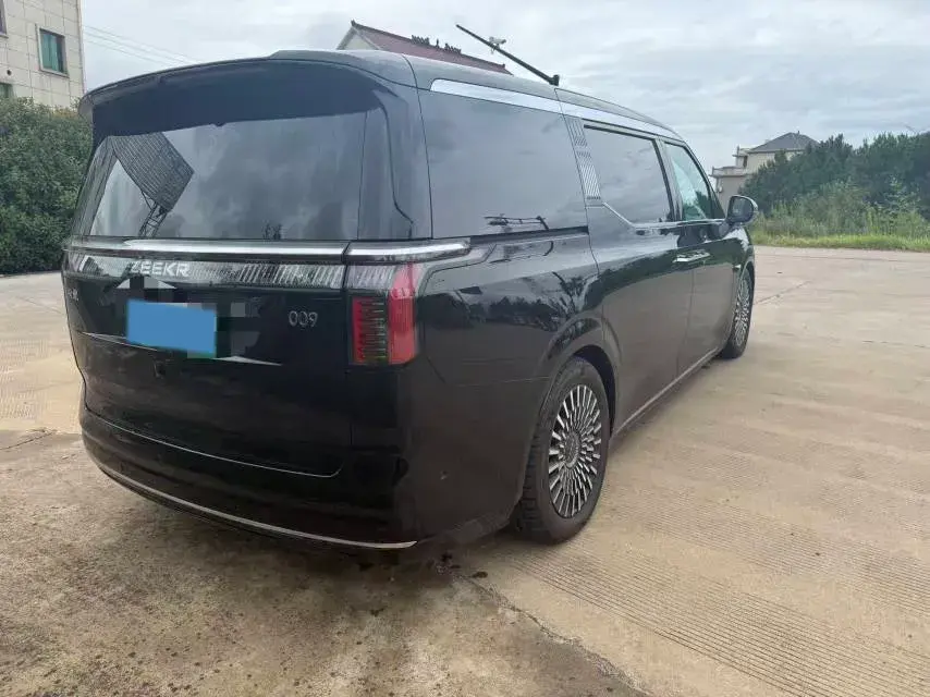 2024 ZEEKR 009 thumbnail 2
