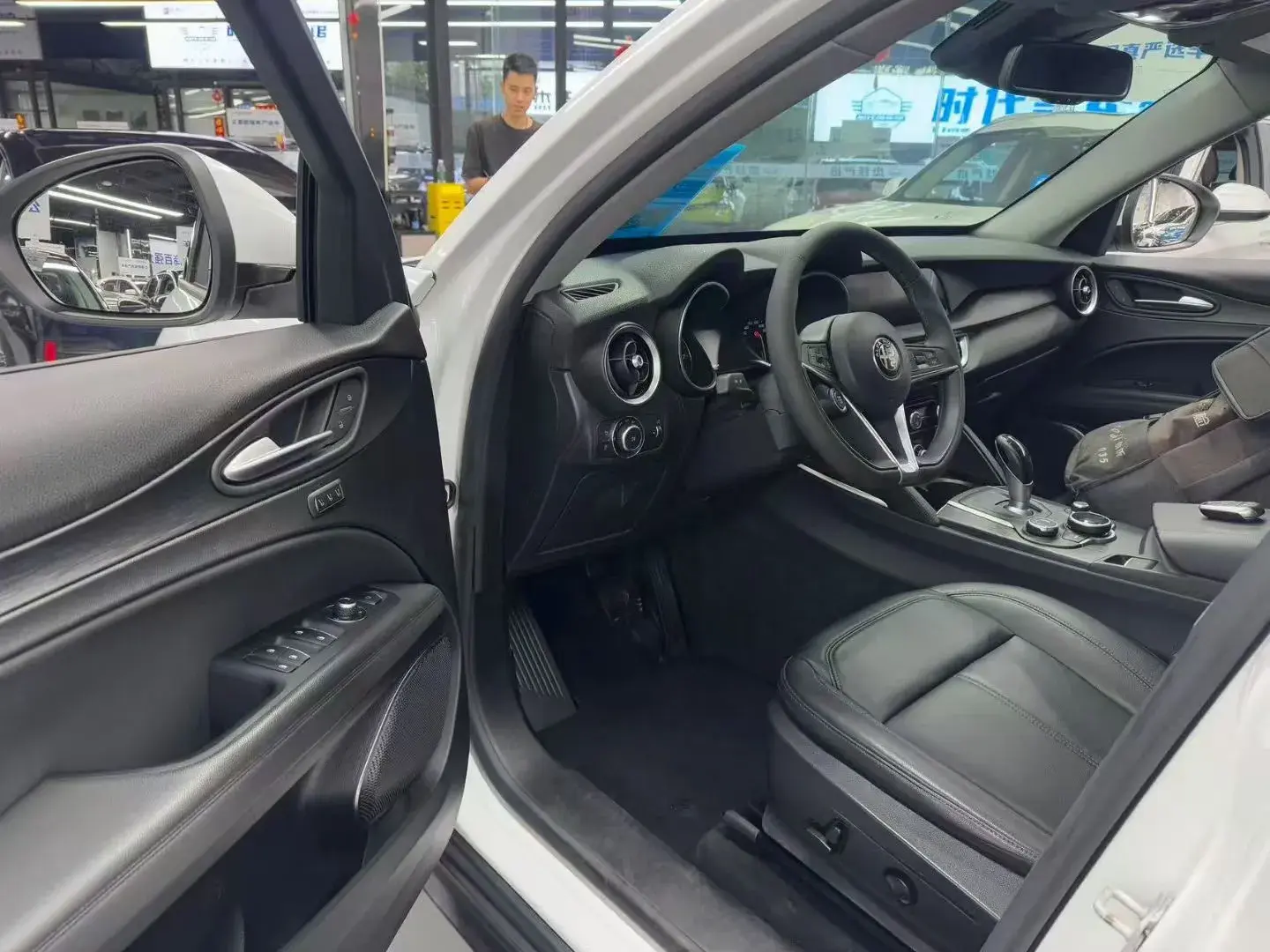 2017 ALFA ROMEO thumbnail 3