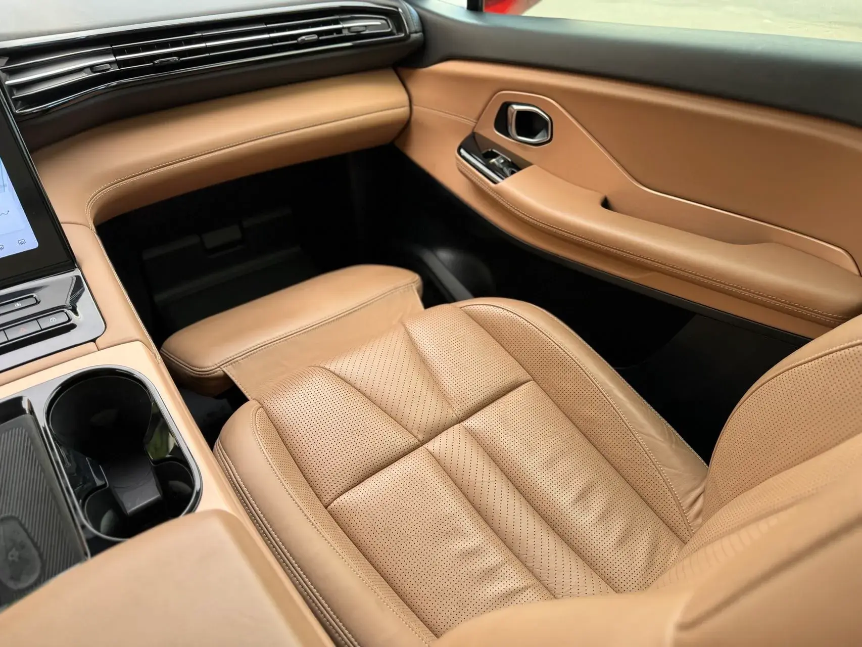 2018 NIO ES8 thumbnail 3