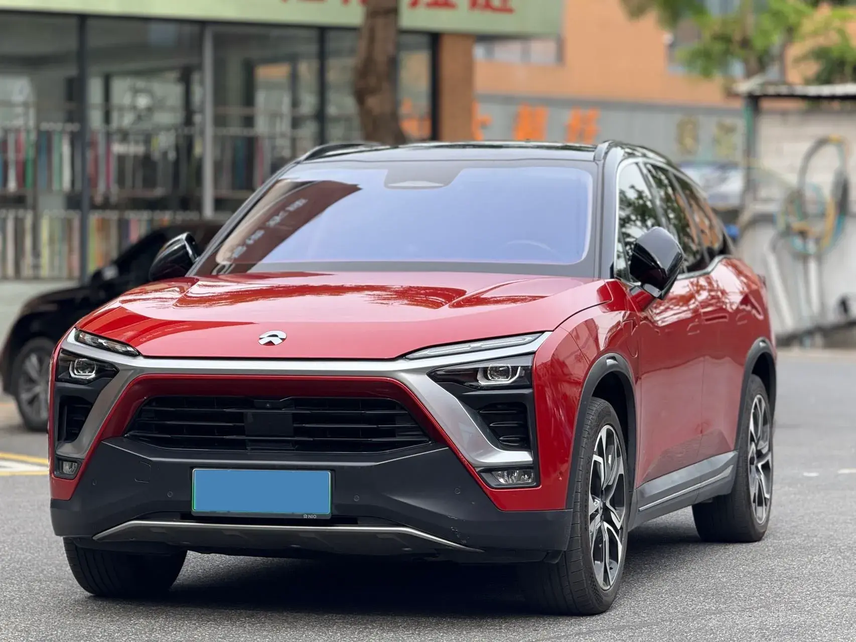 2018 NIO ES8 view 1