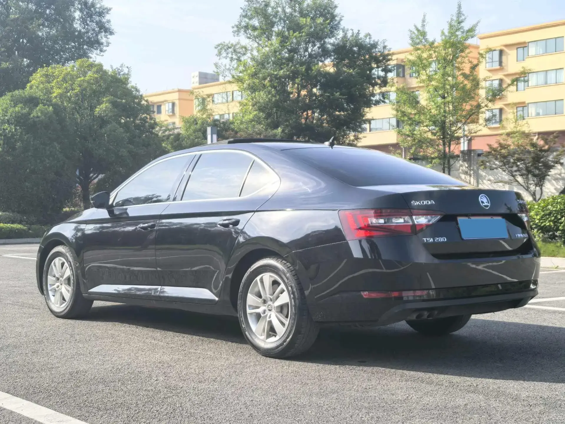 2018 SKODA SUPERB thumbnail 3